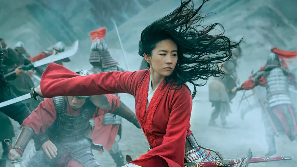 Mulan no live action segurando uma espada